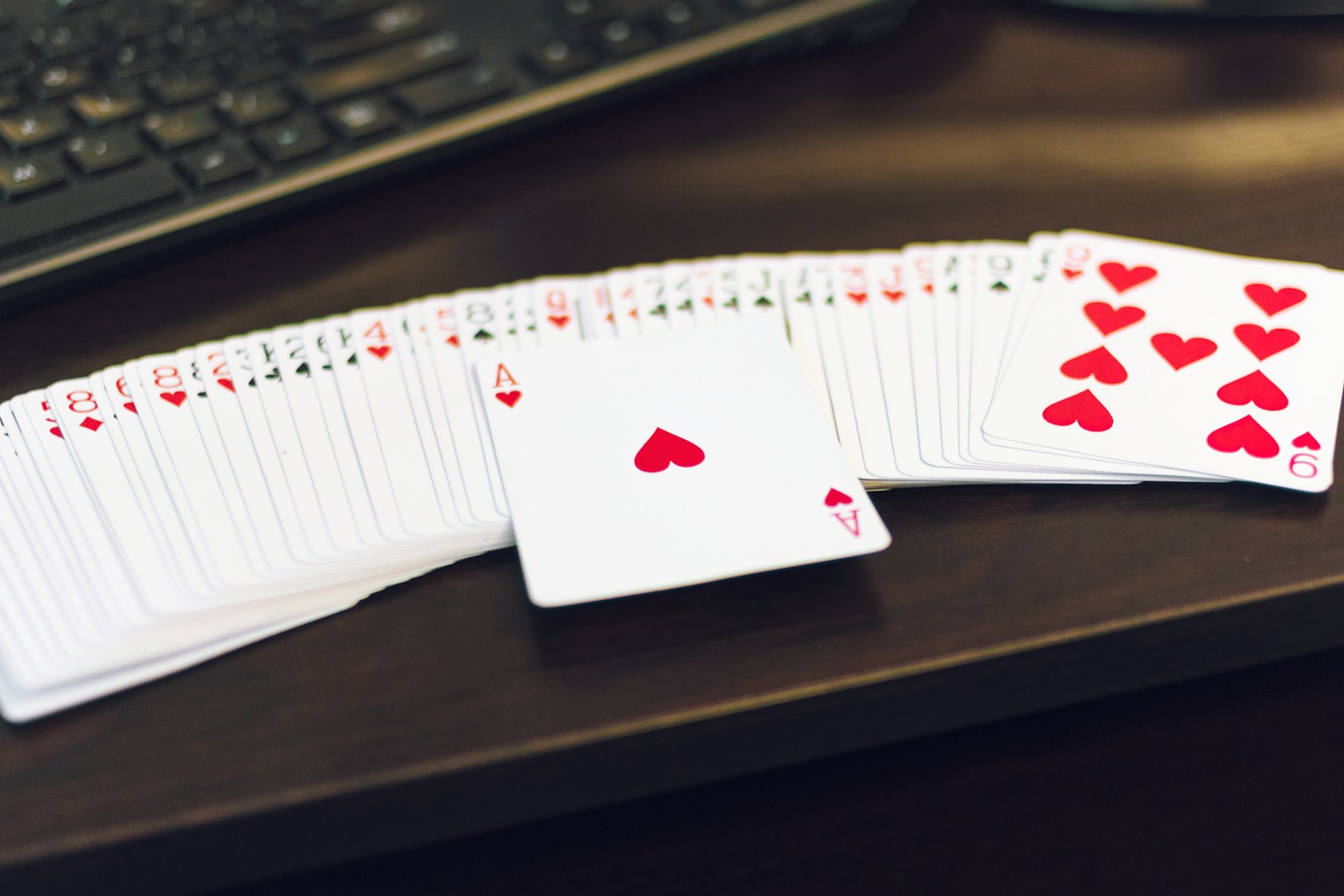 Pourquoi le Poker Three Card est devenu si populaire dans les casinos en ligne